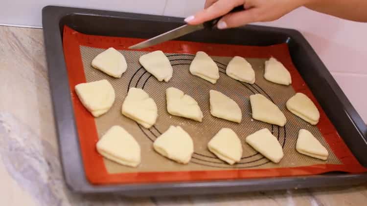 Per preparare i biscotti di ricotta, le zampe d'oca preriscaldano il forno