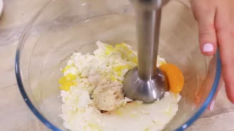 Per preparare i biscotti di ricotta, le zampe di gallina mescolano gli ingredienti.