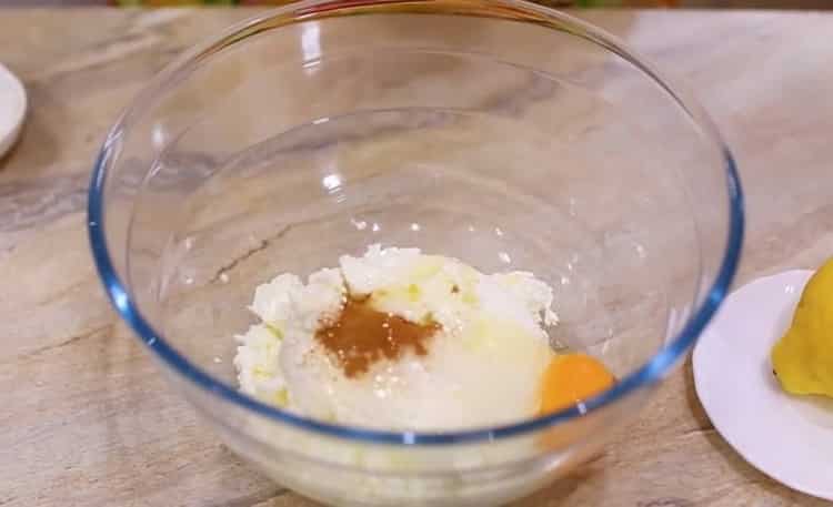 Per la preparazione di biscotti di ricotta, le zampe di gallina preparano gli ingredienti