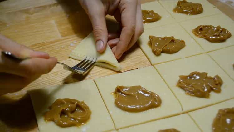 Per fare i biscotti di cagliata busta, accecare i bordi