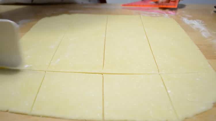 Per preparare buste di biscotti con ricotta, tagliare l'impasto