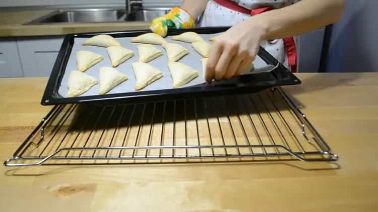 Per preparare i biscotti con cagliata, preparare una teglia