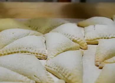 Biscotti di ricotta Buste con latte condensato bollito e ciliegie