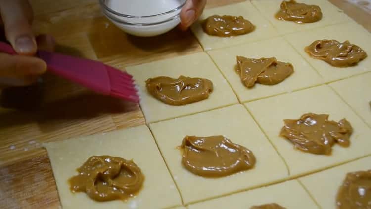 Per fare i biscotti con la cagliata, metti il ​​ripieno sull'impasto