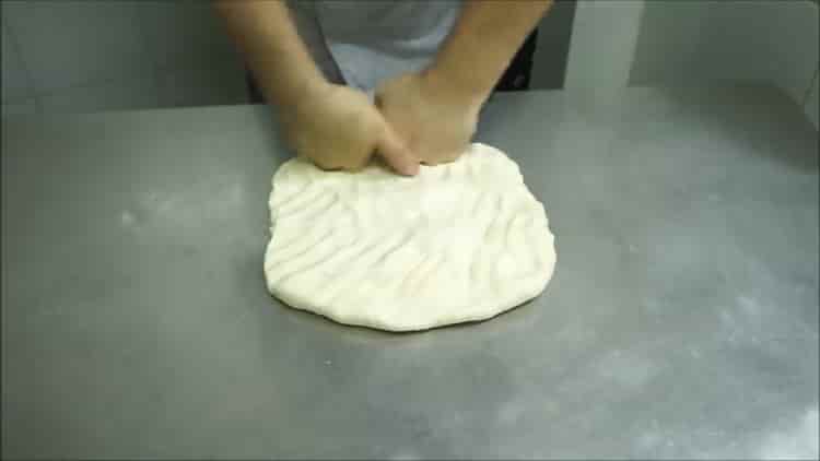 Per fare gli gnocchi, impastare la pasta