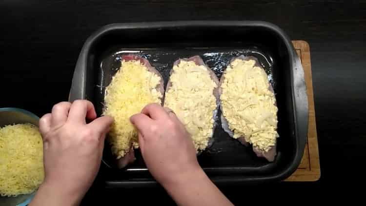 Per preparare la tilapia al forno, grattugiare il formaggio