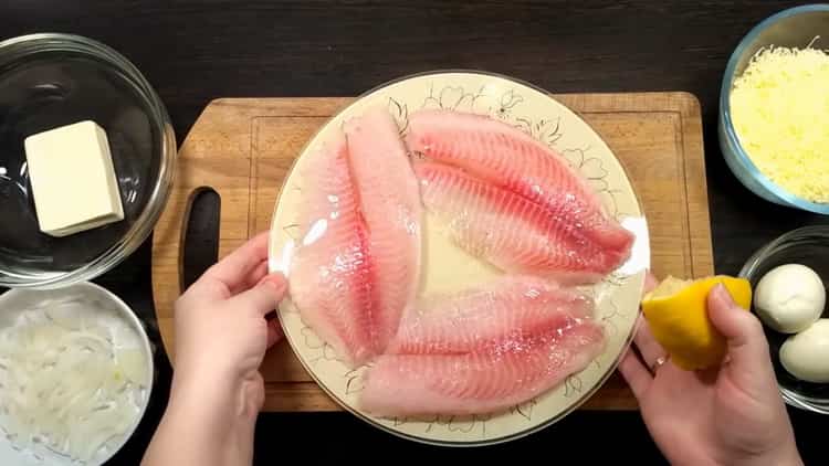 Per preparare la tilapia in forno, tagliare il limone