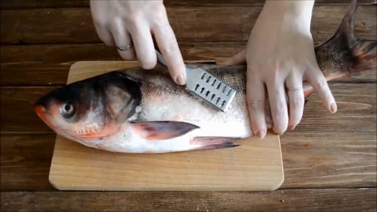 Per preparare una carpa d'argento nel forno, preparare gli ingredienti