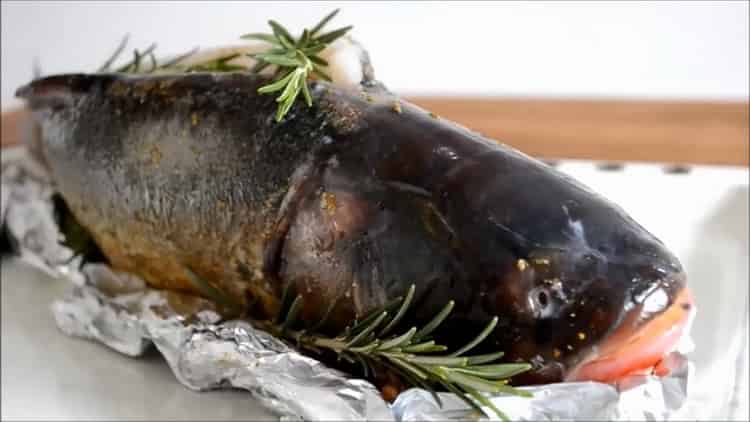 Per preparare una carpa d'argento nel forno, prepara il rosmarino