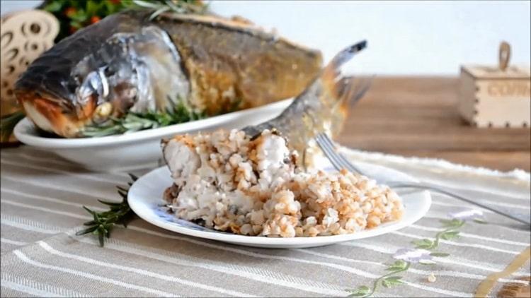 Carpa argentata ripiena cotta nel forno - ricetta per le vacanze