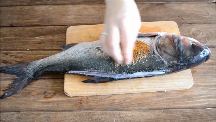 Per preparare una carpa d'argento nel forno, prepara le spezie