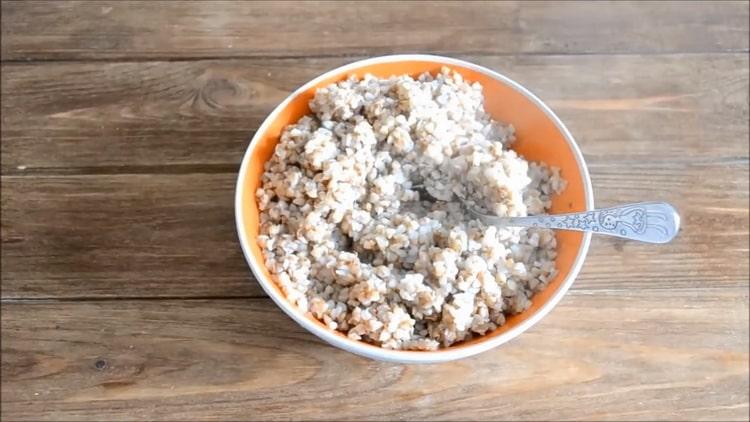 Per cucinare la carpa argentata nel forno, cuoci il porridge