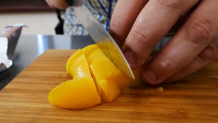 Per fare una torta senza cuocere biscotti e ricotta, preparare il ripieno