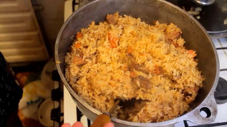 Pilaf di maiale uzbeko pronto