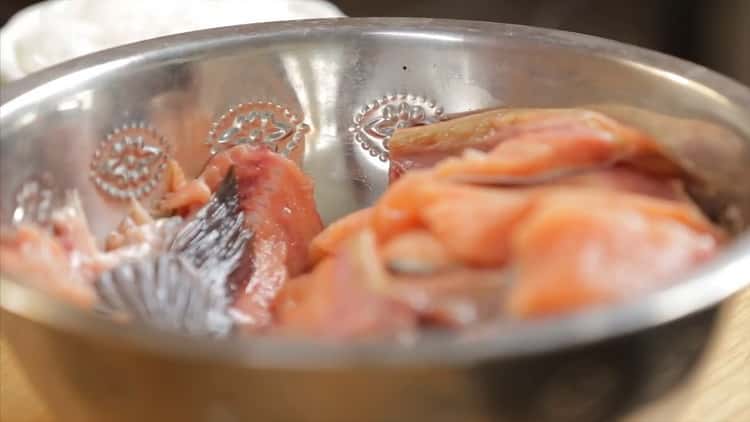 Upang magluto ng sopas na kulay rosas na salmon