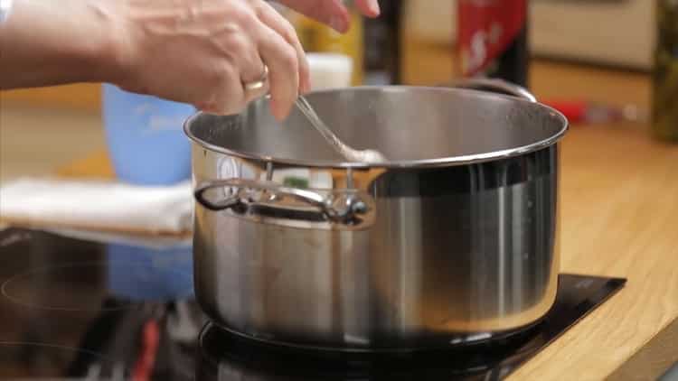 Upang ihanda ang sopas na kulay rosas na salmon, magdagdag ng tubig