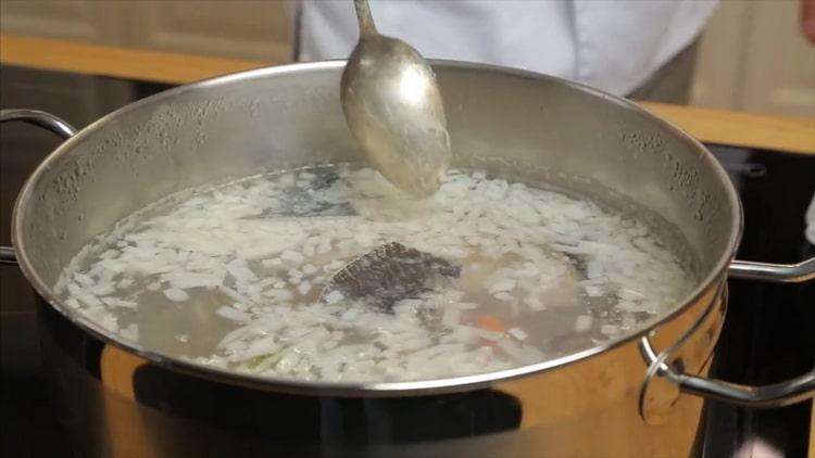 Pink na tainga ng salmon ayon sa isang hakbang-hakbang na recipe na may larawan