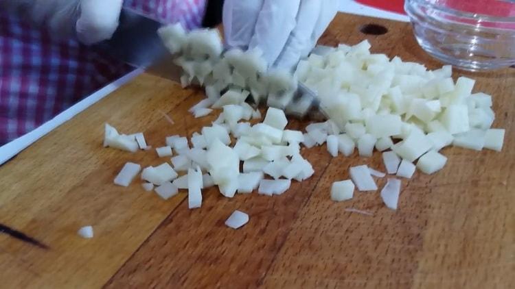 Per preparare i manti tritati secondo una semplice ricetta, tagliare le patate