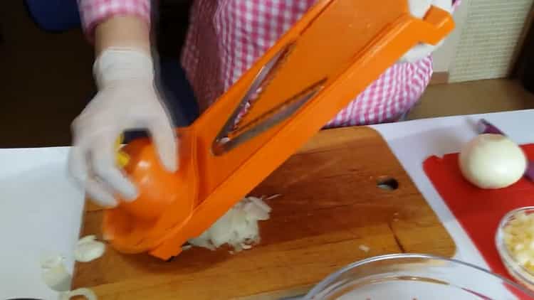 Per preparare i manti per i manti secondo una semplice ricetta, grattugiate le cipolle