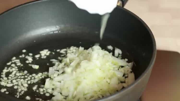 Friggi le verdure per preparare le fettuccine al pollo