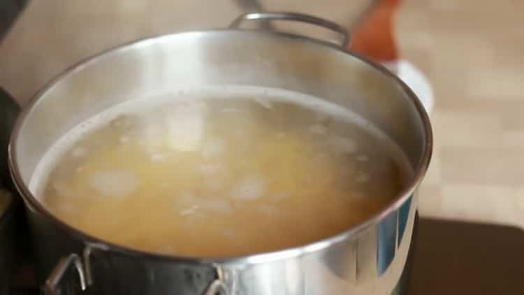 Per cucinare le fettuccine al pollo, cuocere gli spaghetti