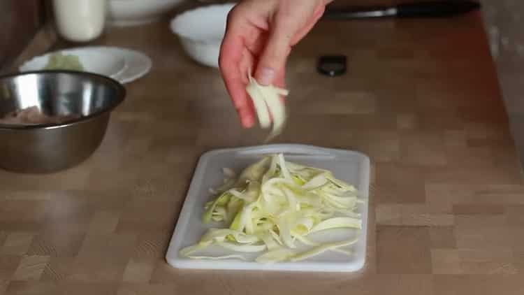 Trita le zucchine per preparare le fettuccine di pollo