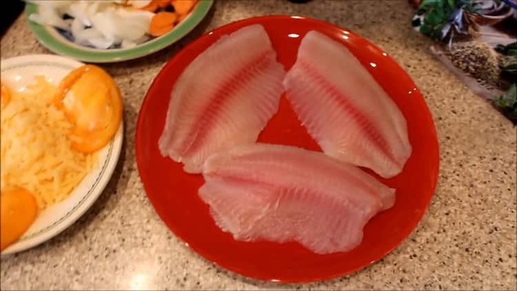 Per cucinare il pesce nel forno, preparare gli ingredienti