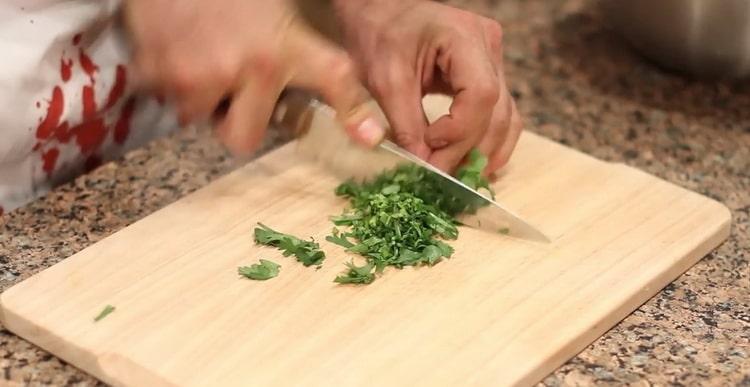 Per preparare il tonno, prepara gli ingredienti