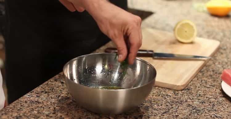 Per preparare il tonno, tagliare le verdure