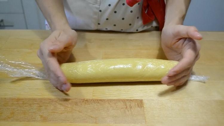 Pagulungin ang masa upang makagawa ng mga cookies sa pranses