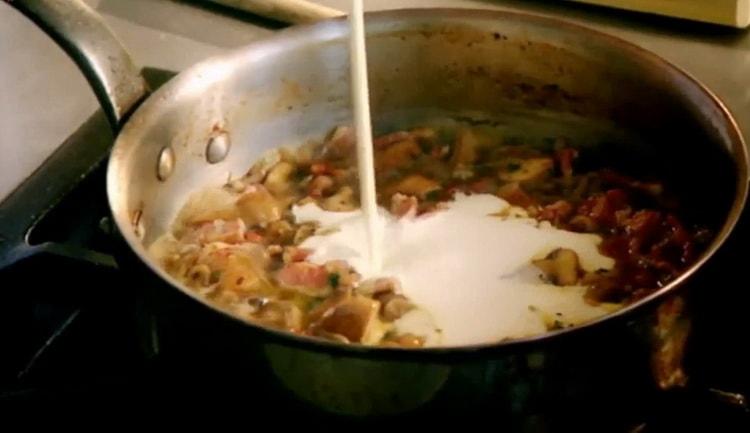 Aggiungi la panna per preparare la fricassea di coniglio