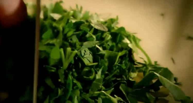 Tagliare le verdure per fare la fricassea di coniglio