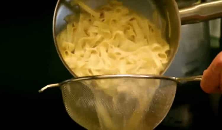 Per preparare la fricassea di coniglio, scola l'acqua dalle tagliatelle