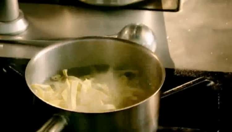 Per preparare la fricassea di coniglio, prepara le tagliatelle