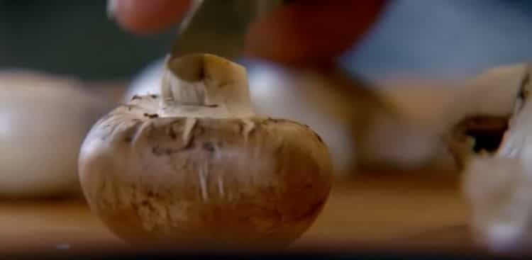 Per preparare la fricassea di pollo, tagliare i funghi