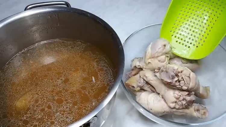 Rimuovi la carne dal pollo per preparare la carne in gelatina.