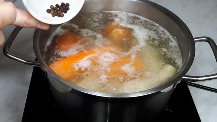 Aggiungi le spezie per preparare la gelatina di pollo