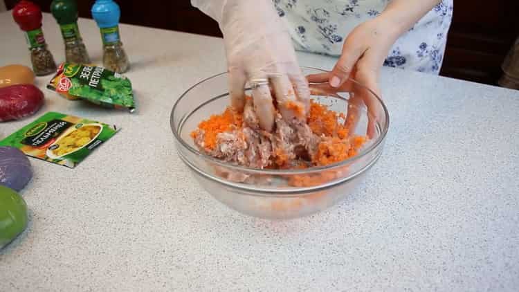 Per preparare gnocchi colorati, mescola gli ingredienti.