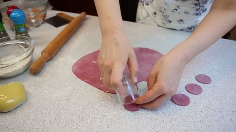 Spremi l'impasto per fare gnocchi colorati