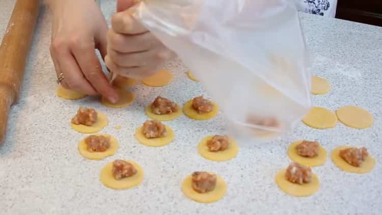 Per preparare gnocchi colorati, mettere la carne macinata sull'impasto