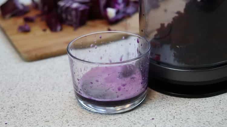 Per preparare gnocchi colorati, preparare il succo di cavolo