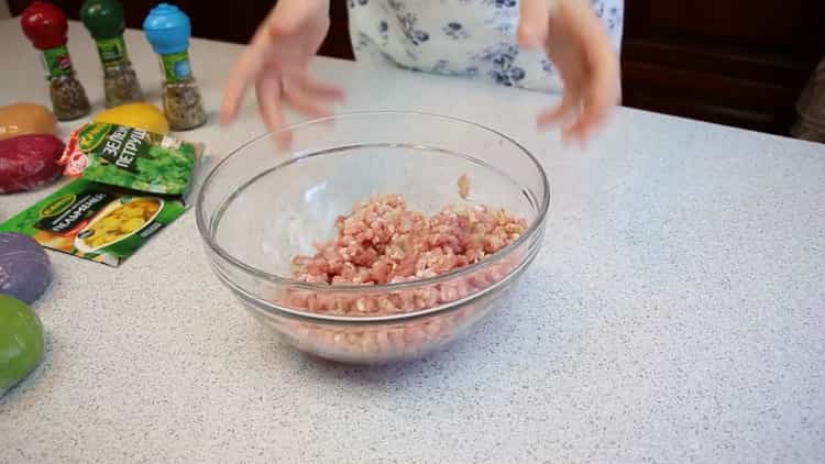 Per preparare gnocchi colorati, cuoci la carne macinata