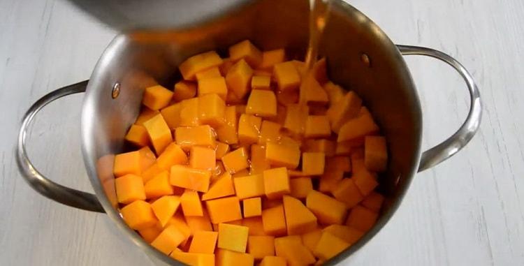 Combina gli ingredienti per preparare la frutta candita di zucca a casa