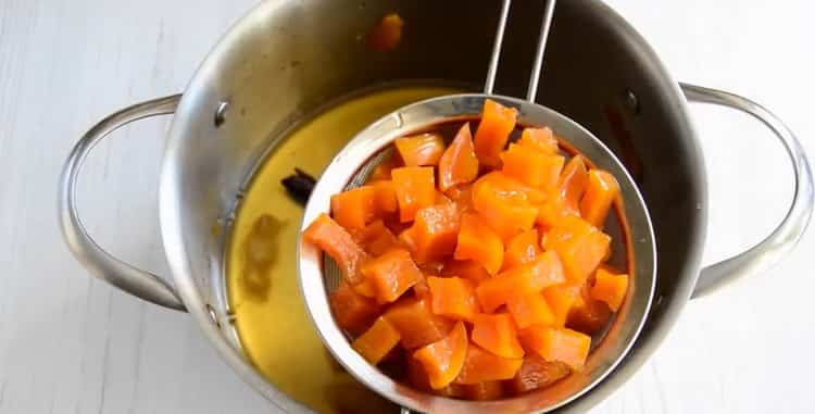 Per preparare frutta candita di zucca a casa, scola lo sciroppo