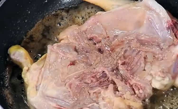 Per cucinare il pollo e friggere la carne in una padella, friggere la carne