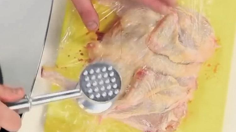 Per cuocere il pollo e nella padella, sbattere la carne