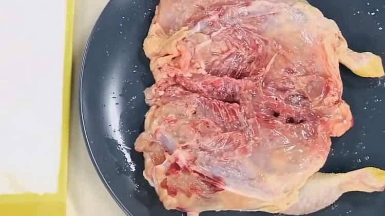 Per cuocere il pollo in padella, salare e pepare la carne