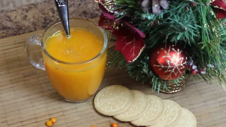 È pronto un delizioso tè all'olivello spinoso preparato secondo una semplice ricetta