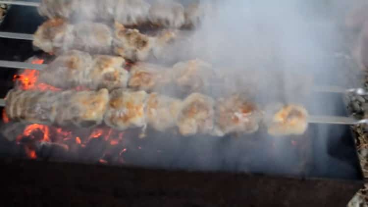 Per cucinare gli spiedini di manzo, prepara un barbecue