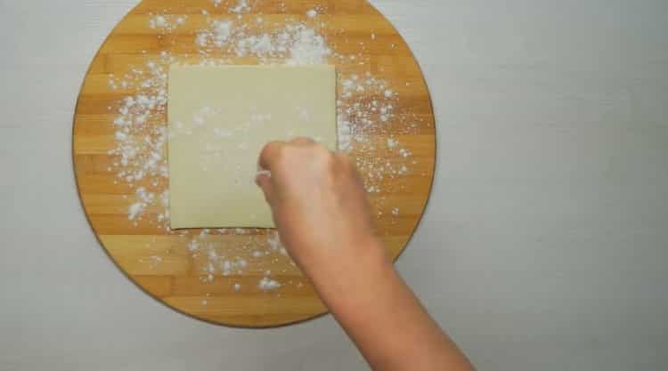 Arrotolare un Tetso per fare una torta di mele in forno